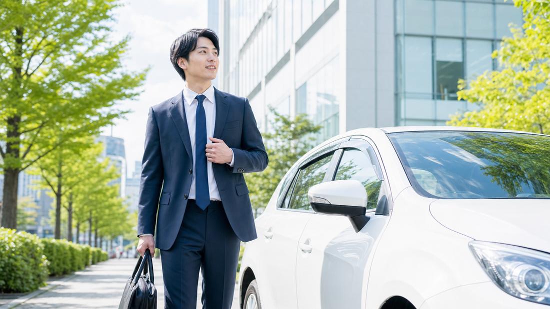 営業職のビジネスパーソンが車から降りる様子