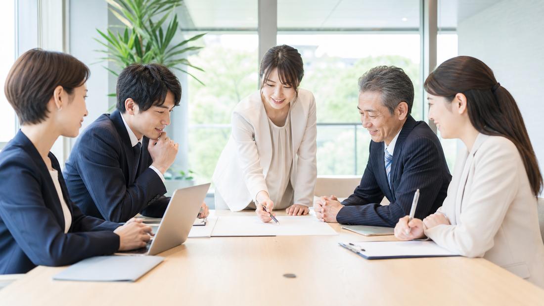 ホワイトボードを使って戦略を議論する中小企業の経営チーム