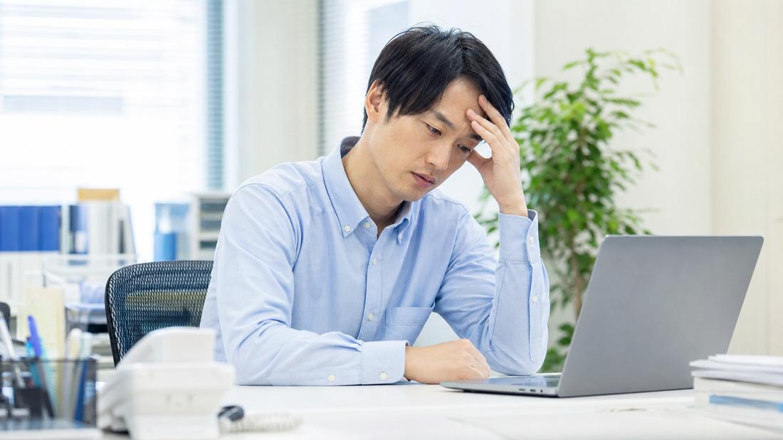 疲れた様子の社員と上司の1on1の場面