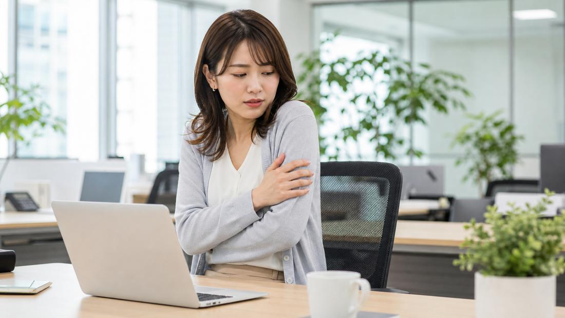 オフィスで冷えから肩を守る社員のイメージ