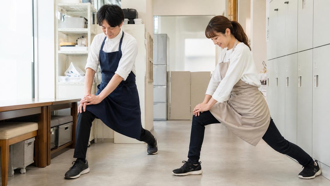 店舗のバックヤードで休憩中にストレッチをするスタッフのイメージ