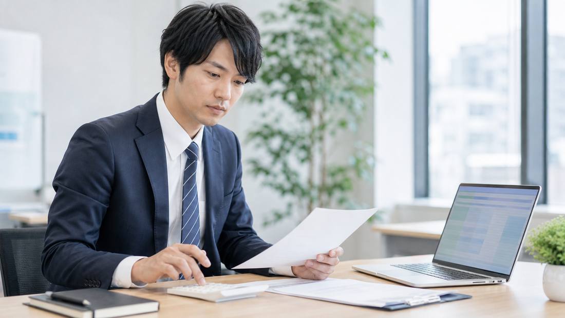 チェックリストに記入する手元