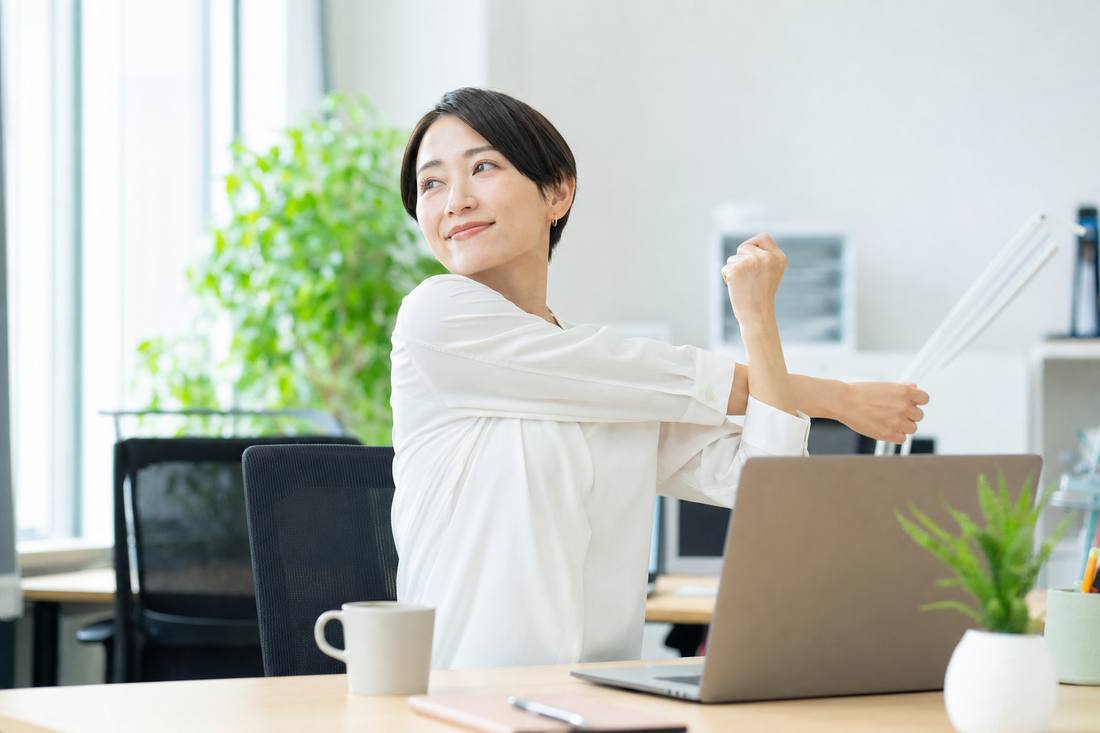 社員同士でストレッチをする様子