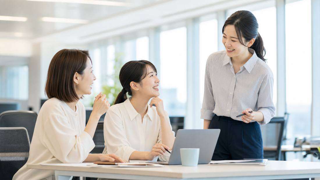 明るいオフィスで働く社員たち