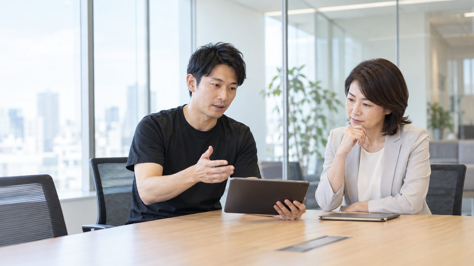 タブレットで施術レポートを説明する様子